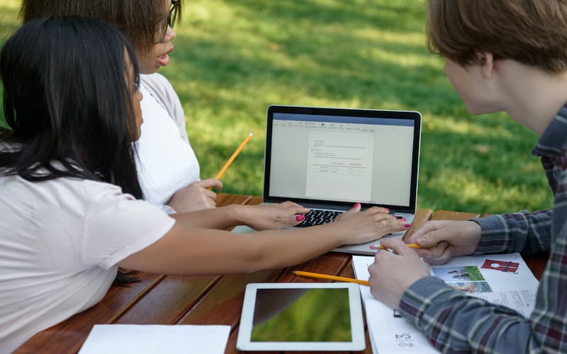 Best AI Tools for SEO: Top Free Options & Strategies 2025 3 Grammarly's AI-Enhanced Writing Assistant